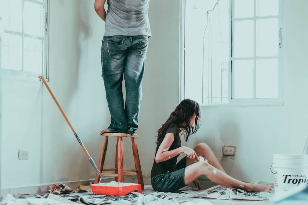 Pareja pintando su nuevo hogar.